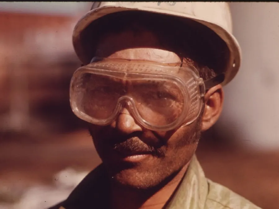 Trabalhador de capacete usando óculos de proteção de ampla visão